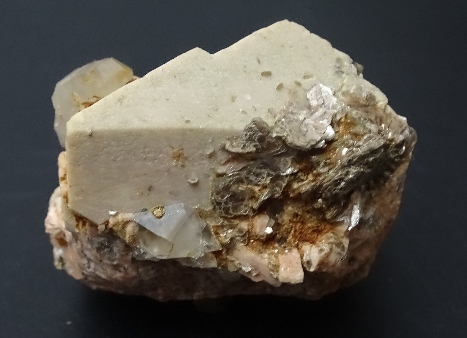 ortoclasa con cuarzo y mica
60 x 55 x 45 mm
(Autor: Ambrosio Pardo)