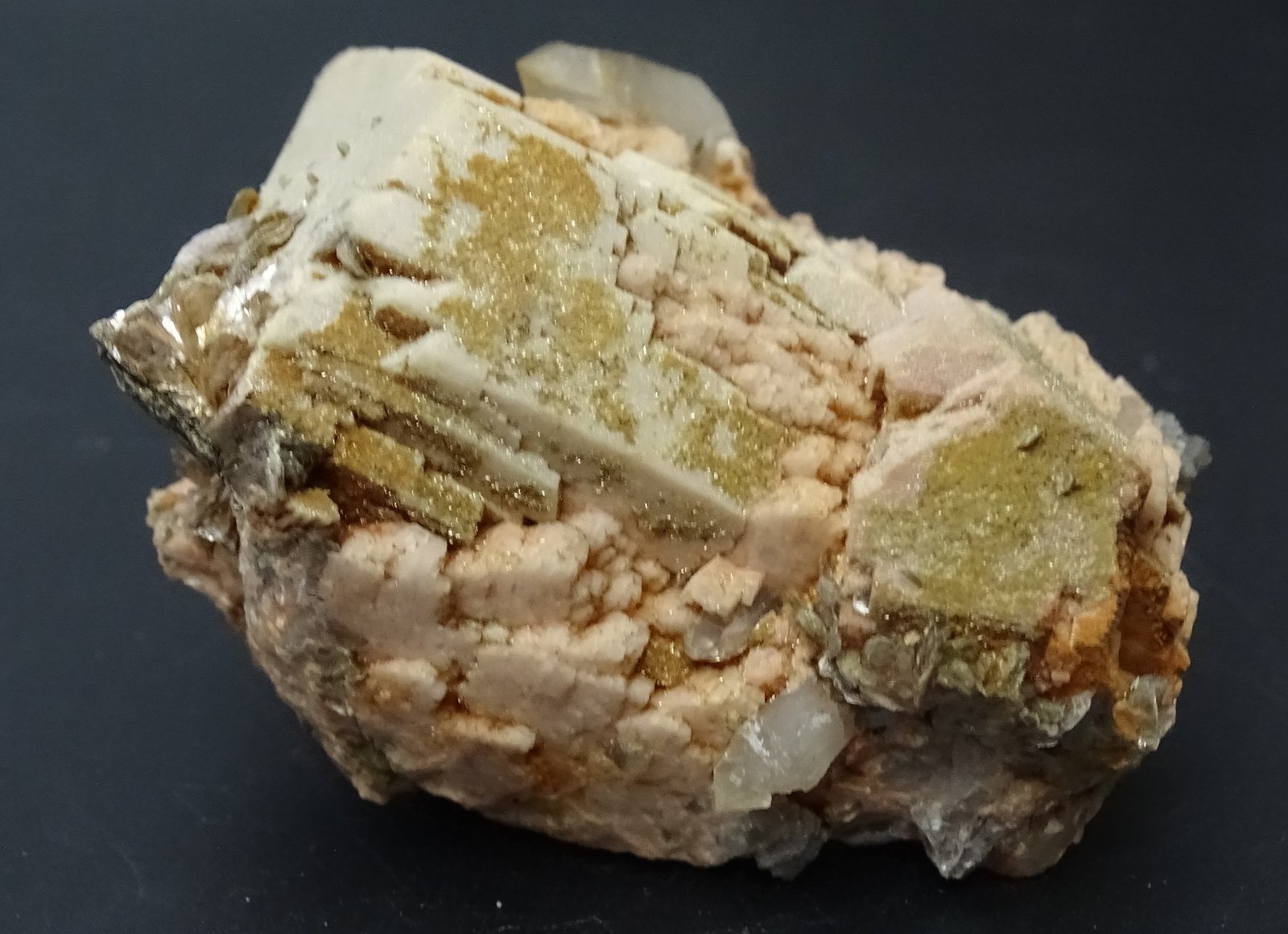 ortoclasa con cuarzo y mica
60 x 55 x 45 mm
(Autor: Ambrosio Pardo)