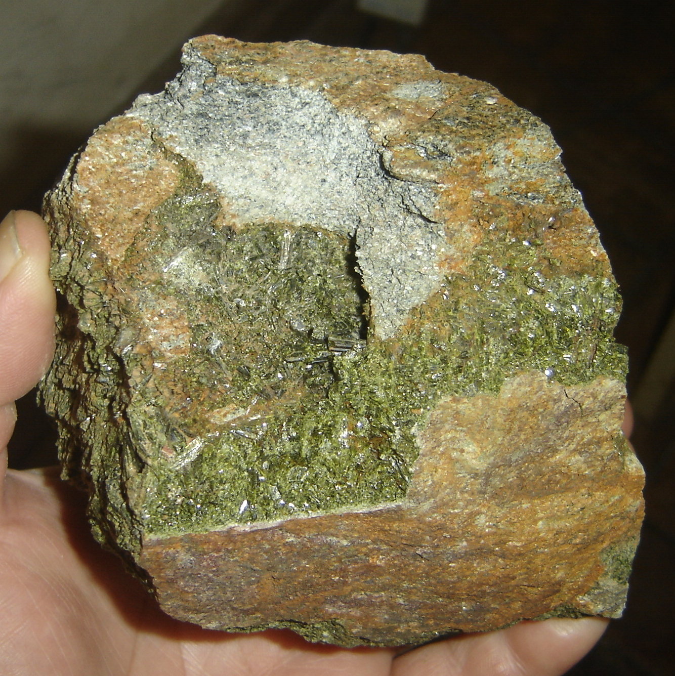 Epidota
11 x 12 x 10,5 cm
(Autor: Anisio Claudio)