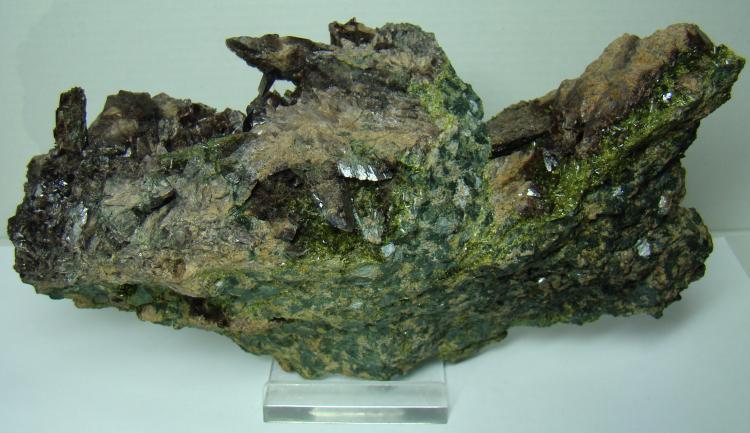 Axinita-(Fe), epidota
20 x 12 x 7 cm. Cristal mayor 4 cm.
(Autor: D.N.S.Borràs)