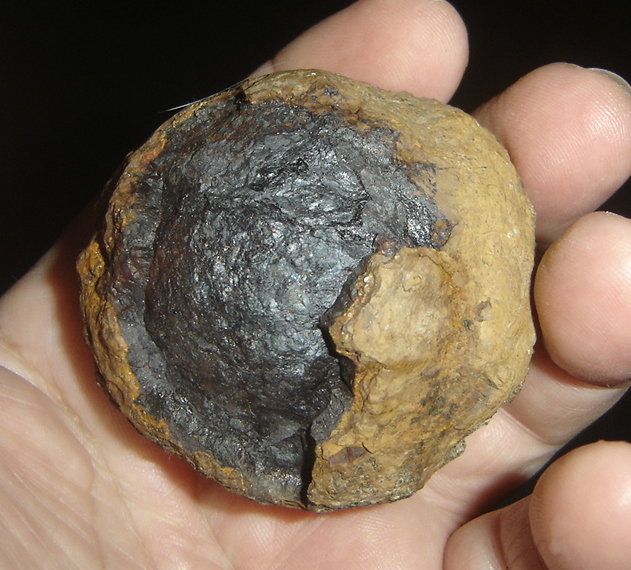 Goethita
5,7 x 5,5 x 5,5 cm
(Autor: Anisio Claudio)
