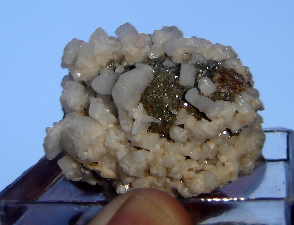 Albita, Oligoclasa, Pseudoleucita y Analcima
4,7 x 4,6 x 4 cm
(Autor: Anisio Claudio)