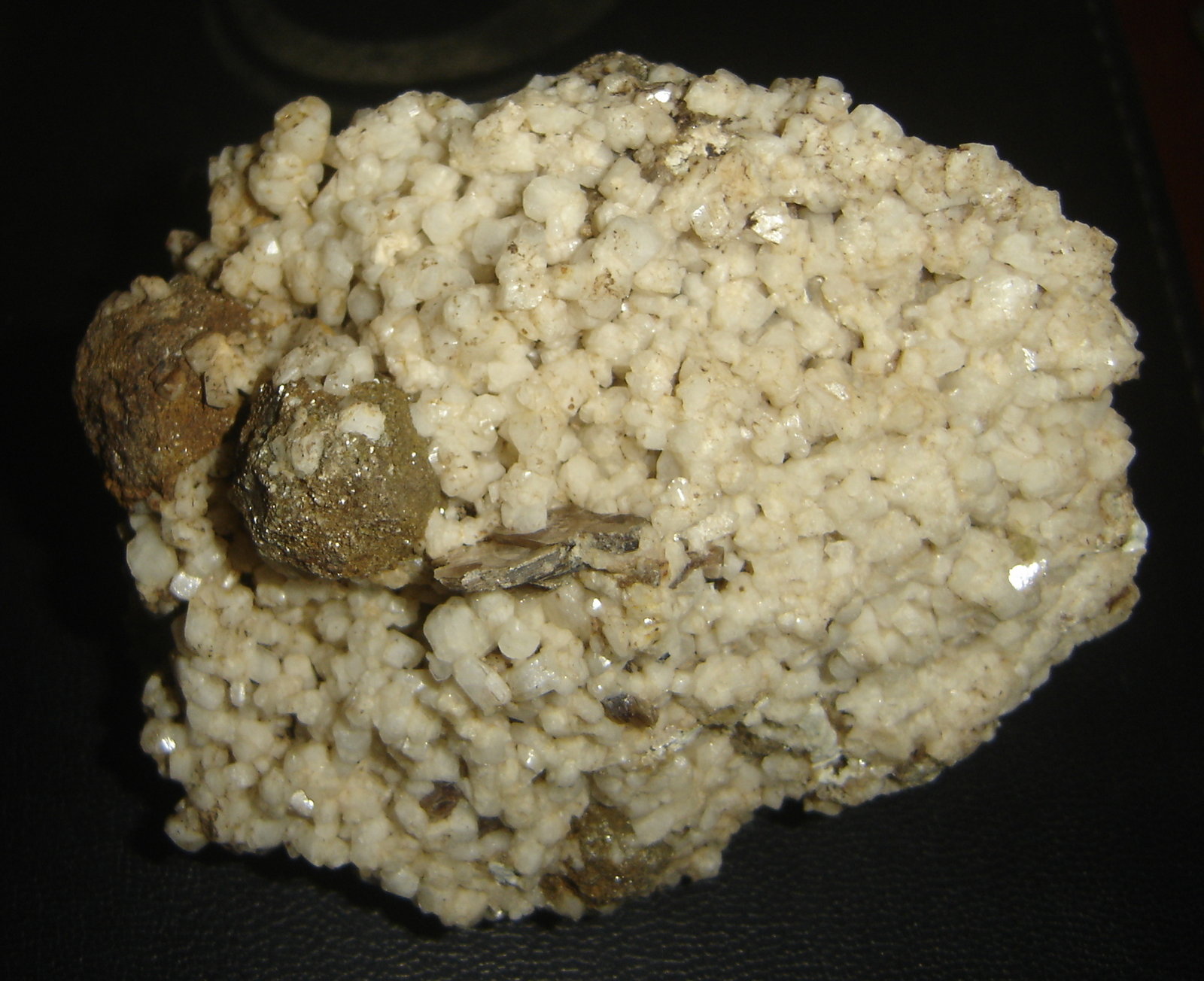 Pseudoleucita y Albita (variedad oligoclase)
12 x 6 x 6 cm
(Autor: Anisio Claudio)