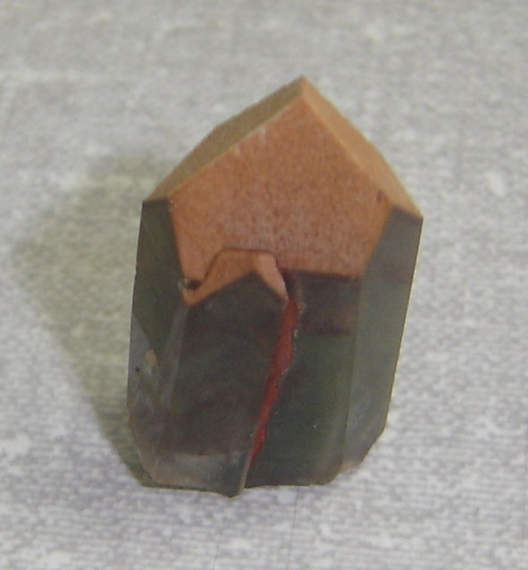 Cuarzo
2,3 x 1,8 x 2 cm
(Autor: Anisio Claudio)
