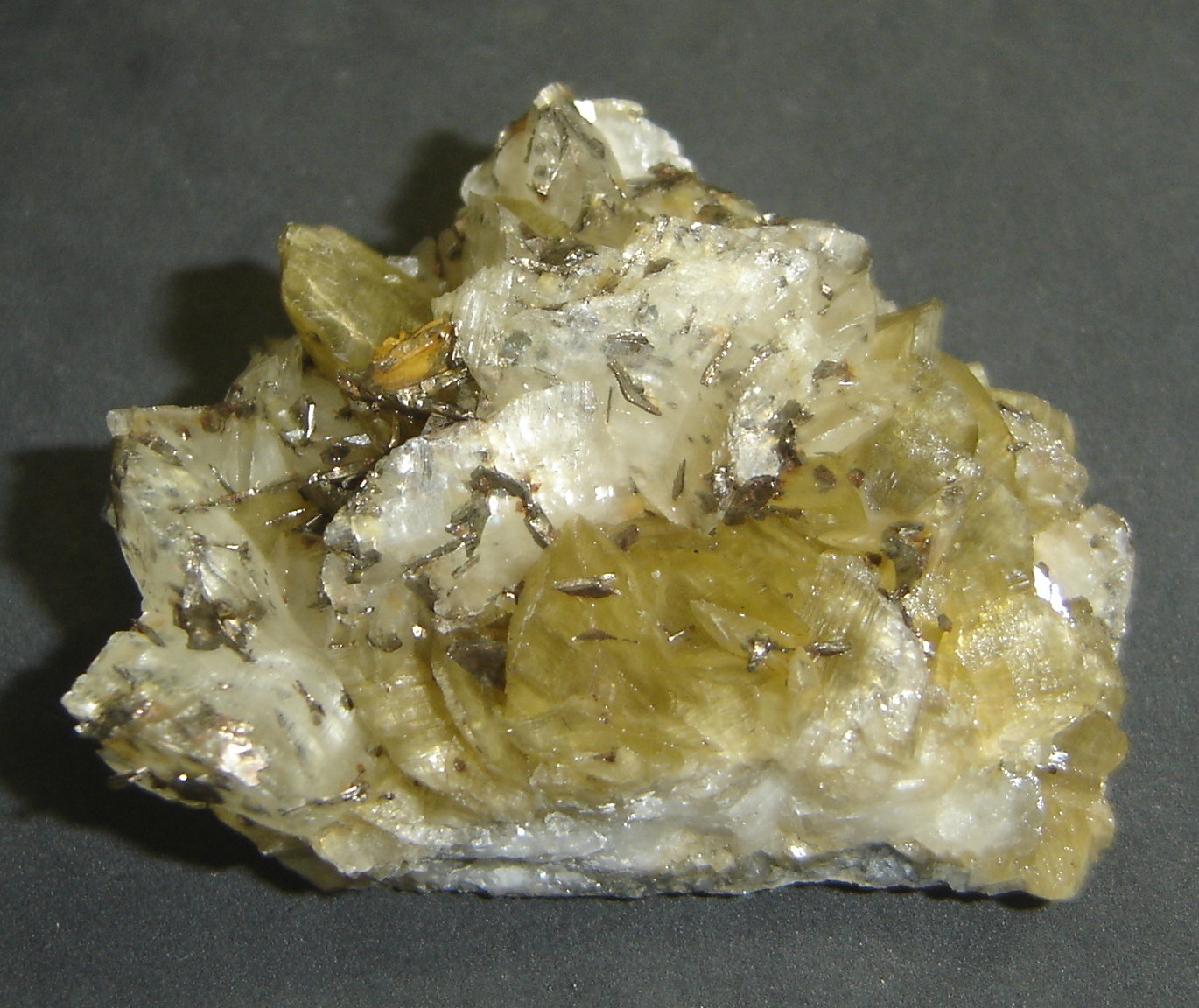 Siderita, Dolomita y Pirrotita
8 x 8,4 x 4 cm
(Autor: Anisio Claudio)