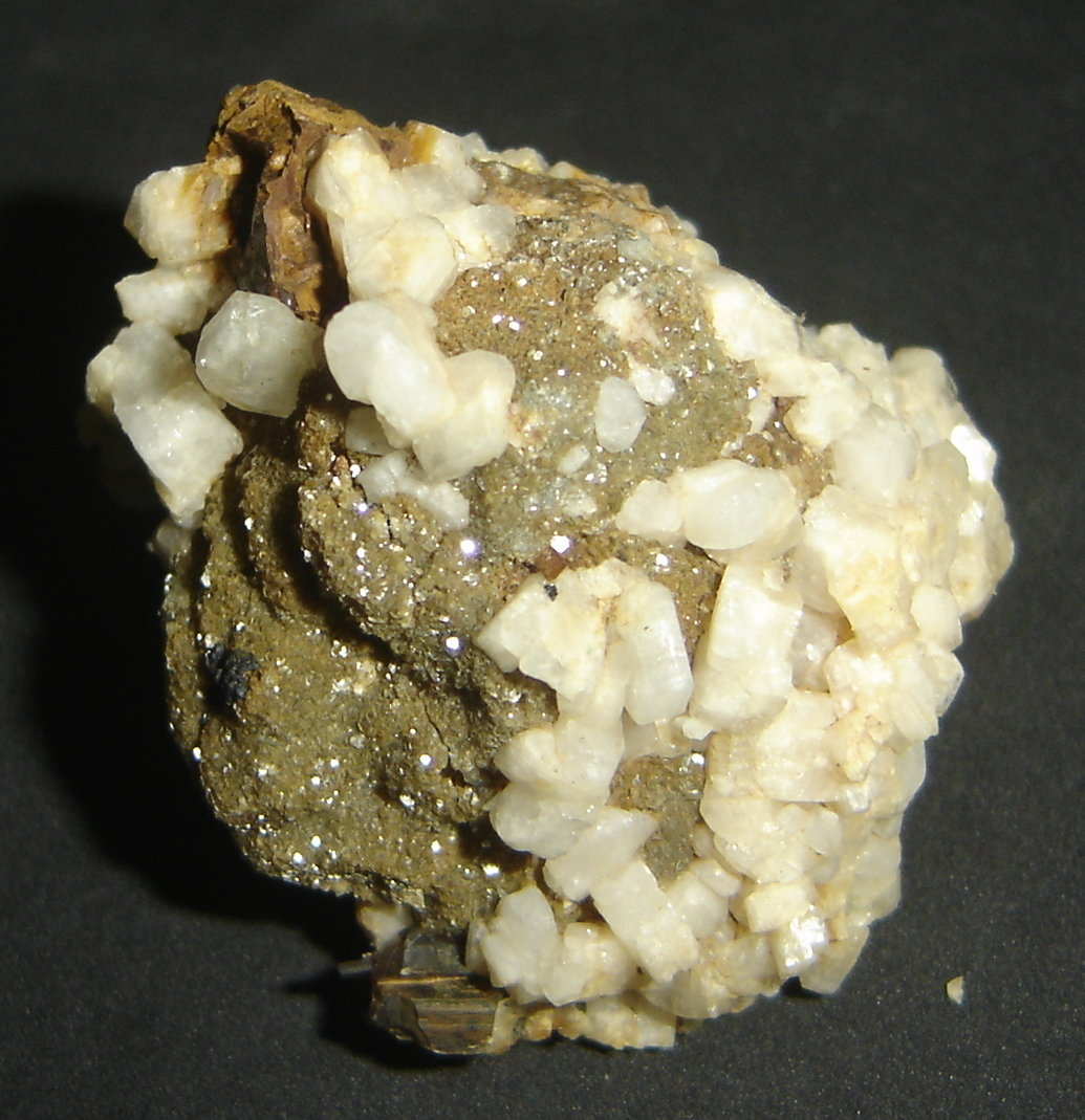 Albita y Pseudoleucita
3,6 x 3,8 x 3,8 cm
(Autor: Anisio Claudio)