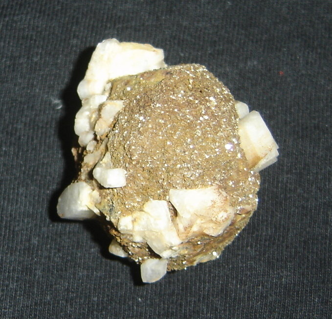 Feldespatos (variedad pseudoleucita) pseudo Leucita con Albita
4 x 4,7 x 4,3 mm
(Autor: Anisio Claudio)