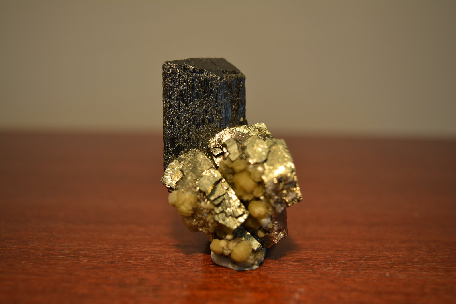 Ferberita, Arsenopirita y Siderita
5'8 x 3'4 x 3'3 cm.
(Autor: Gonzalo Sáez)