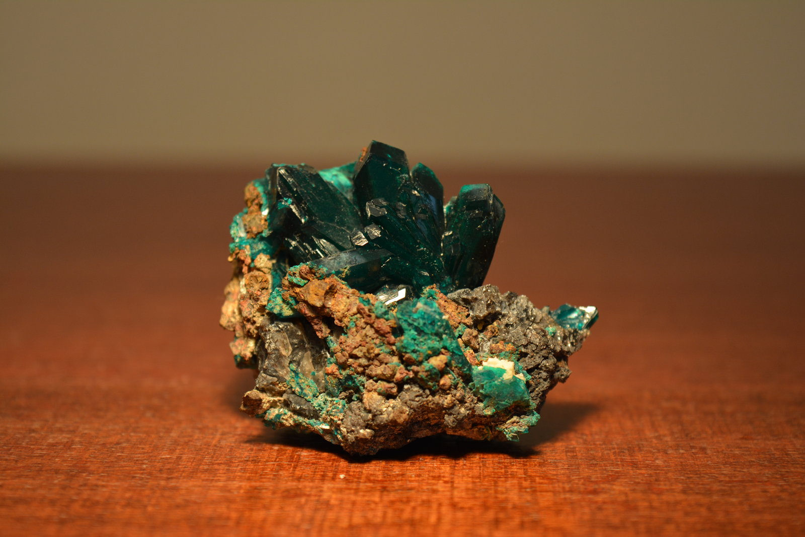 Dioptasa y Cerusita
5,70x4,30x3,70 cm.
(Autor: Gonzalo Sáez)