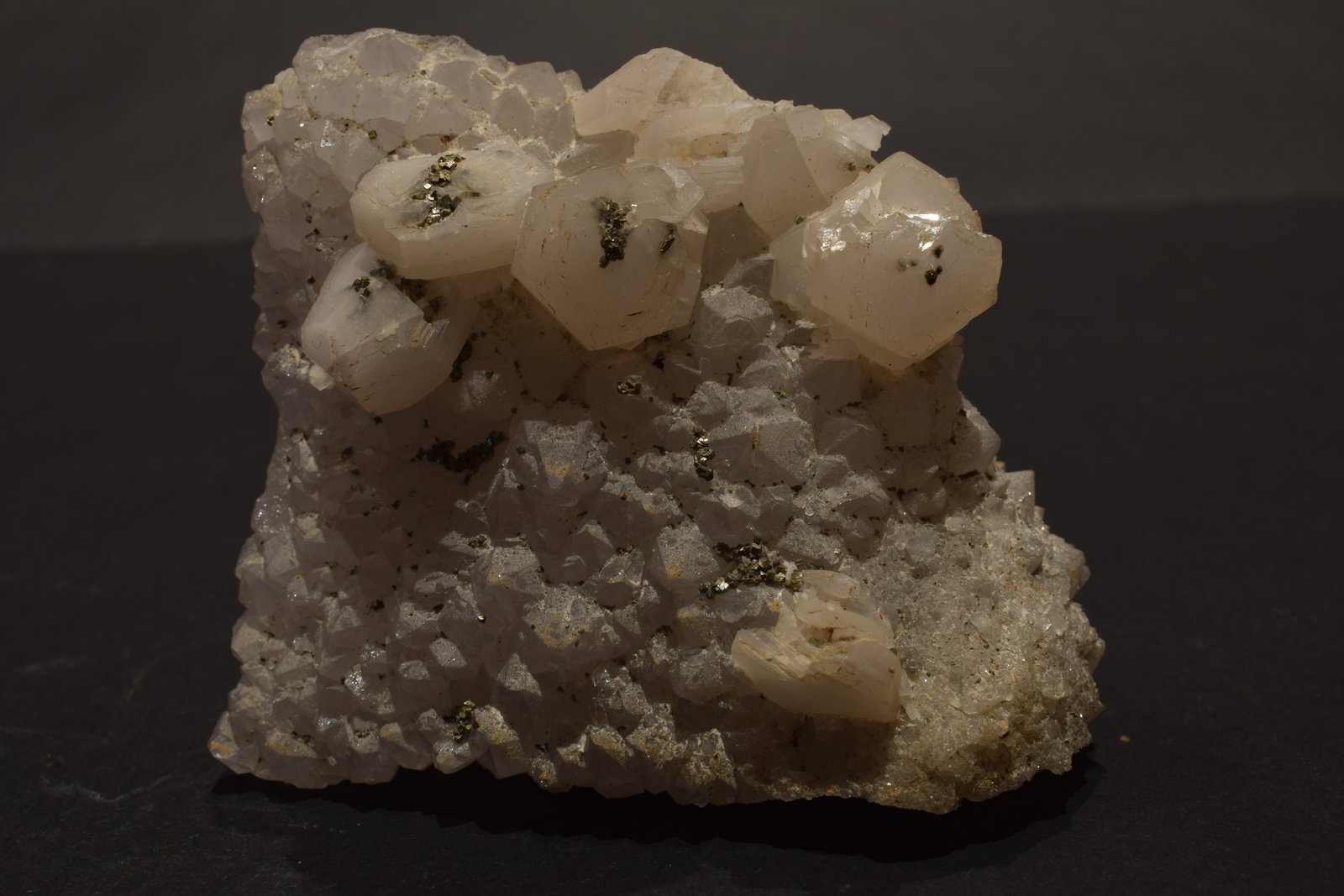 Calcita, Pirita y Cuarzo
8 x 6,5 x 2,5 cm
(Autor: Antonio Alcaide)