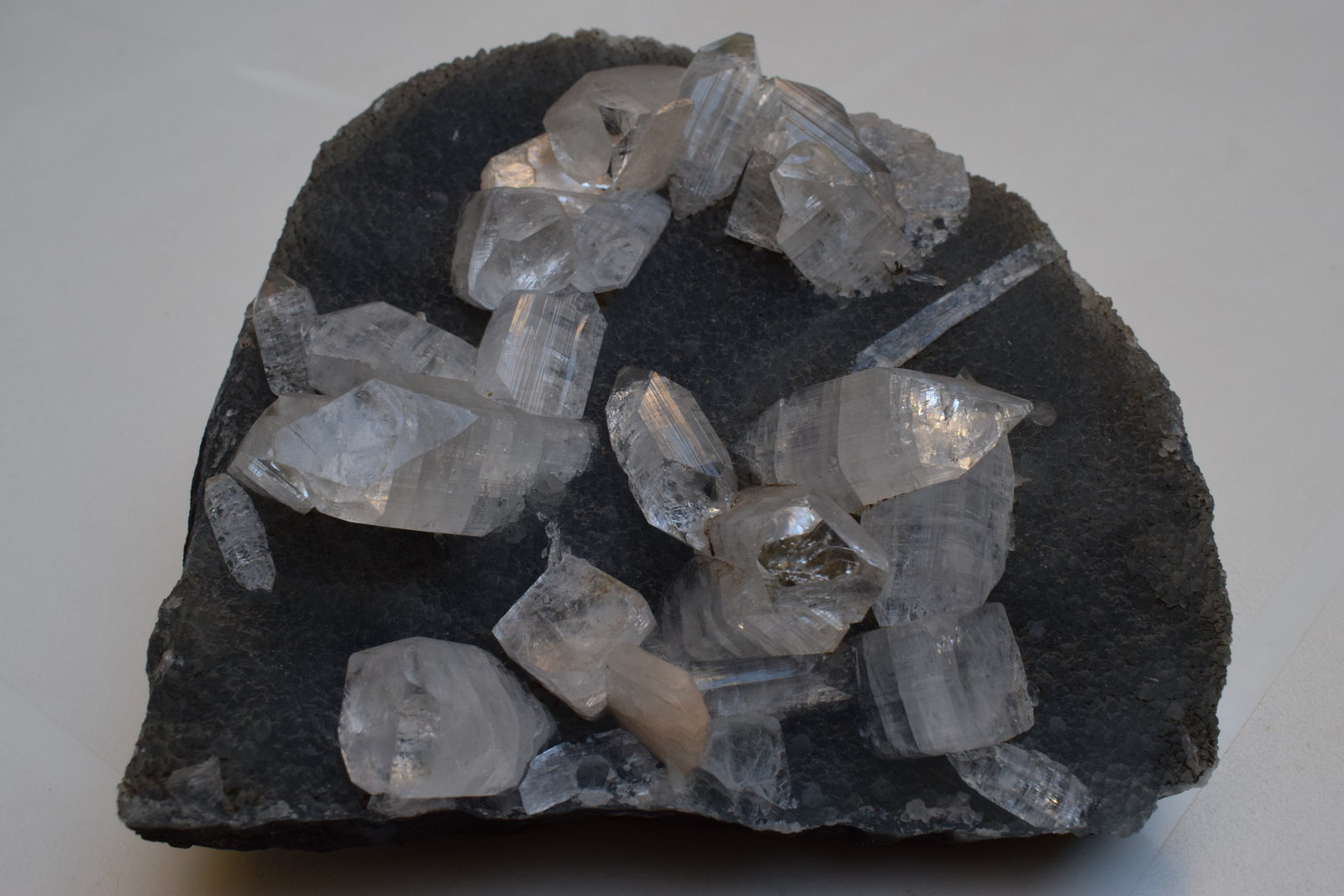 Fluorapofilita-(K) y Estilbita-Ca
10 x 10 x 3,5 cm
(Autor: Antonio Alcaide)