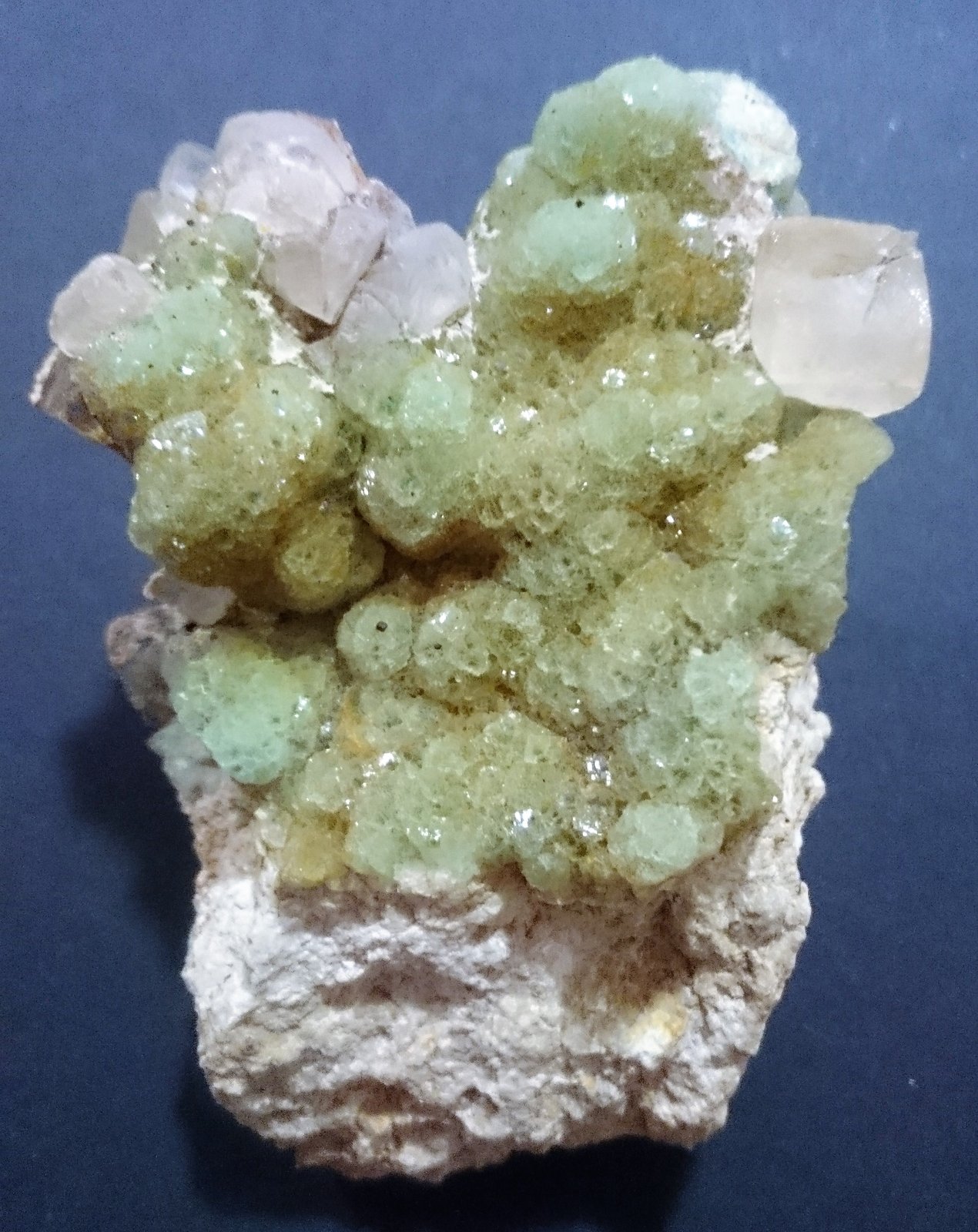 Fluorita, Calcita
9cm x 6cm
(Autor: Alex y Diana)