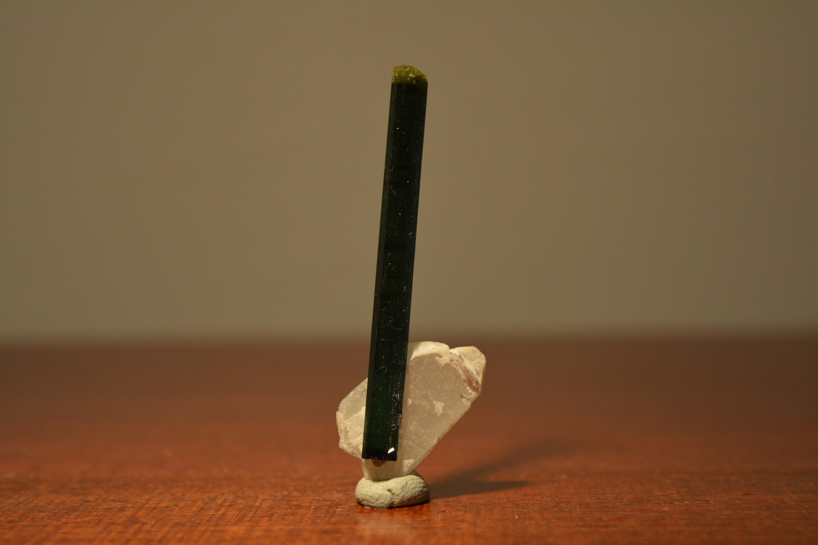 Turmalina (variedad verdelita) y Cuarzo
6,40x2,40x0,90 cm.
(Autor: Gonzalo Sáez)