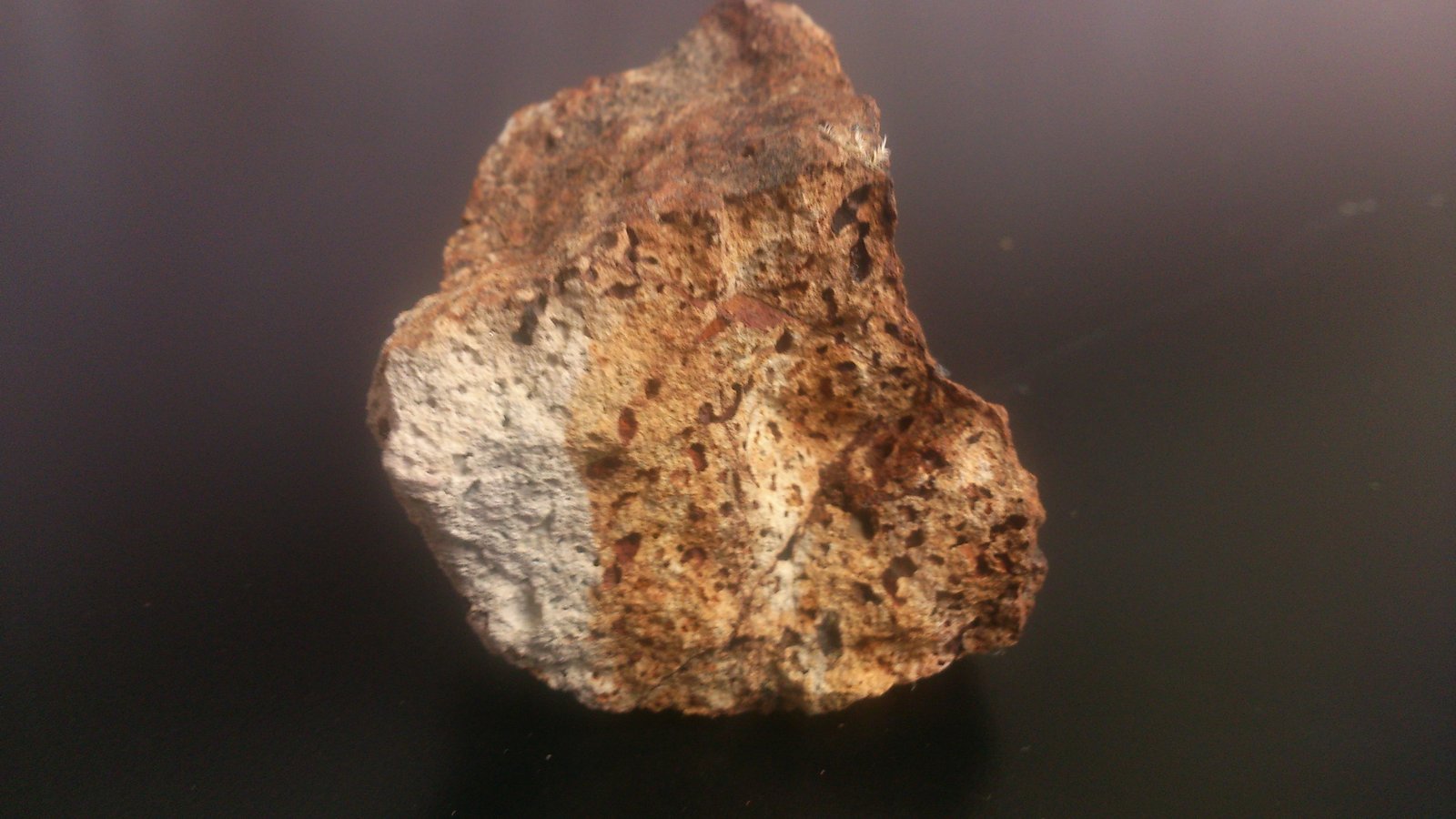 Traquita
4 x 2 cm
(Autor: MSegador)