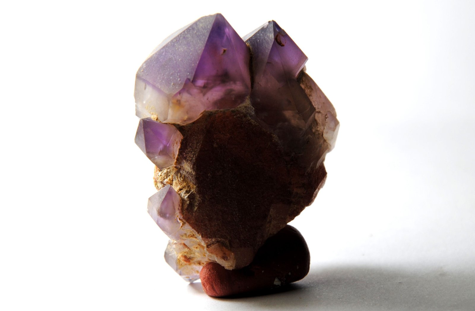 Cuarzo (variedad amatista)
Medida: 5,2 x 3,8 x 2,3 cm
(Autor: Sergio Pequeño)