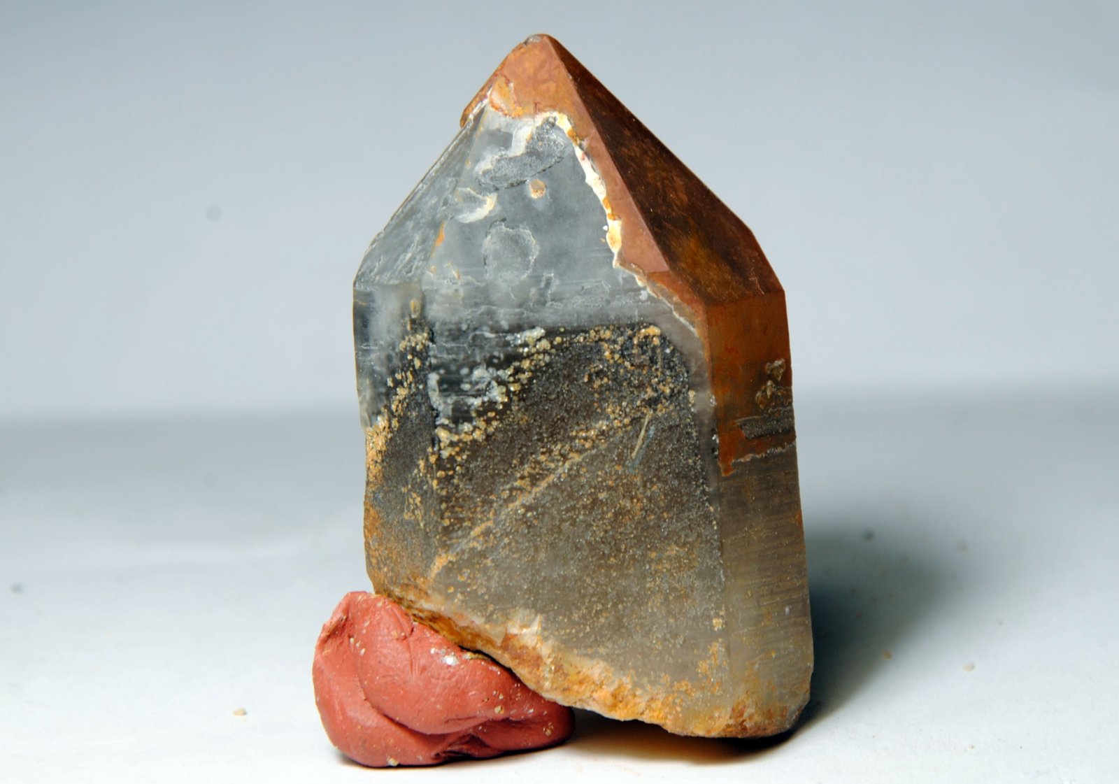 Cuarzo (variedad ahumado)
Medida: 5,6 x 3,5 x 2,6 cm
(Autor: Sergio Pequeño)