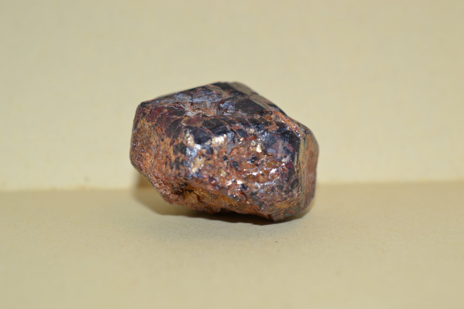 Almandino (Grupo Granate)
4,8x 4x 2,8 cm
(Autor: Raúl S. Llorente)
