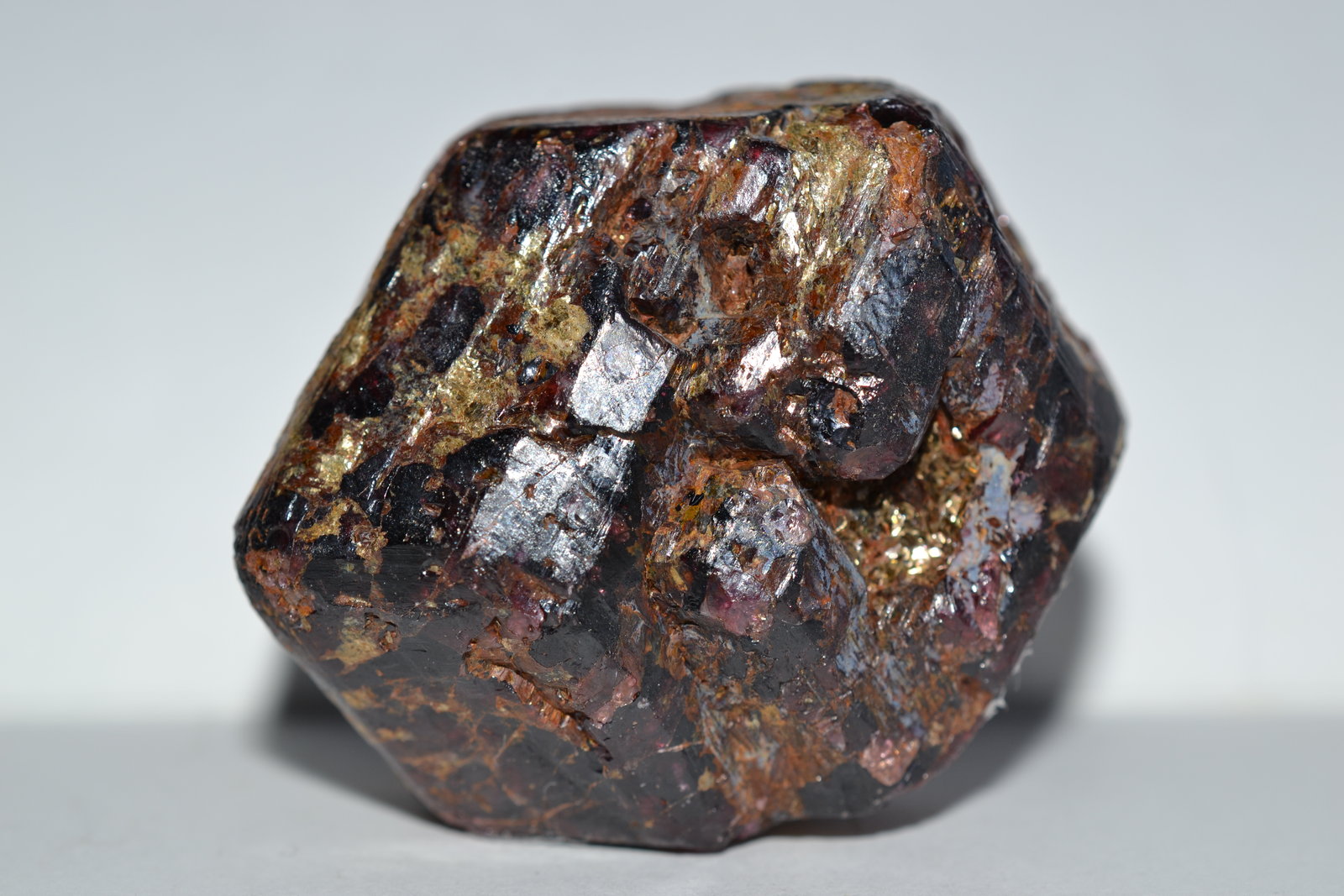 Almandino (Grupo Granate)
4,8x 4x 2,8 cm
(Autor: Raúl S. Llorente)