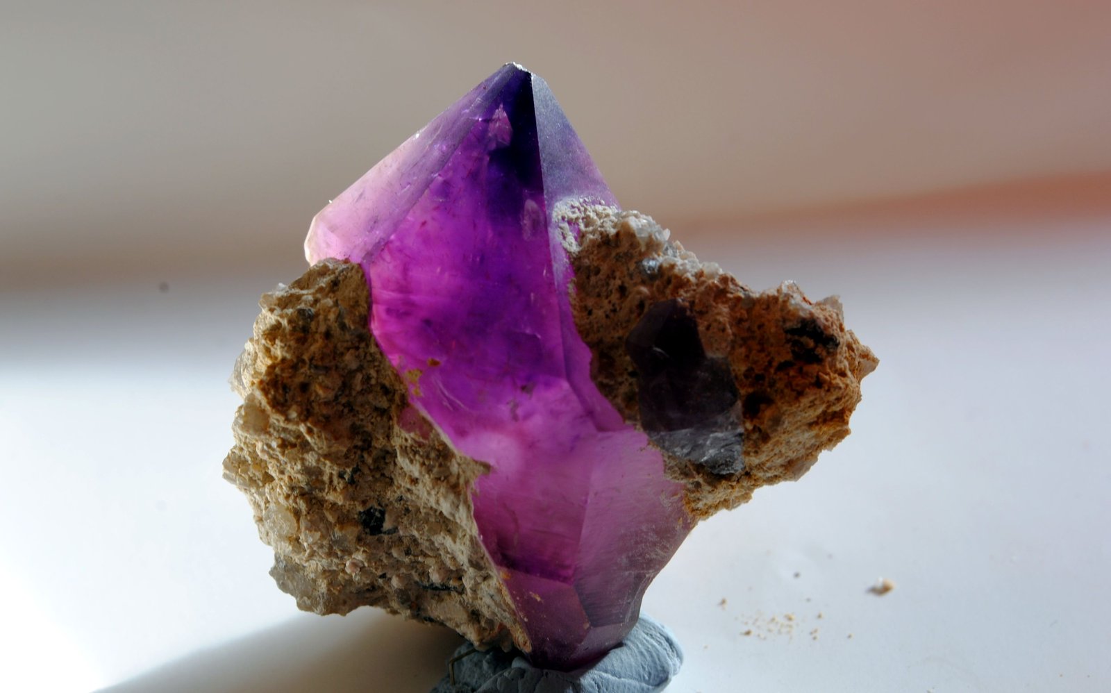 Cuarzo (variedad amatista)
Medida: 4,7 x 4,5 x 3 cm
(Autor: Sergio Pequeño)