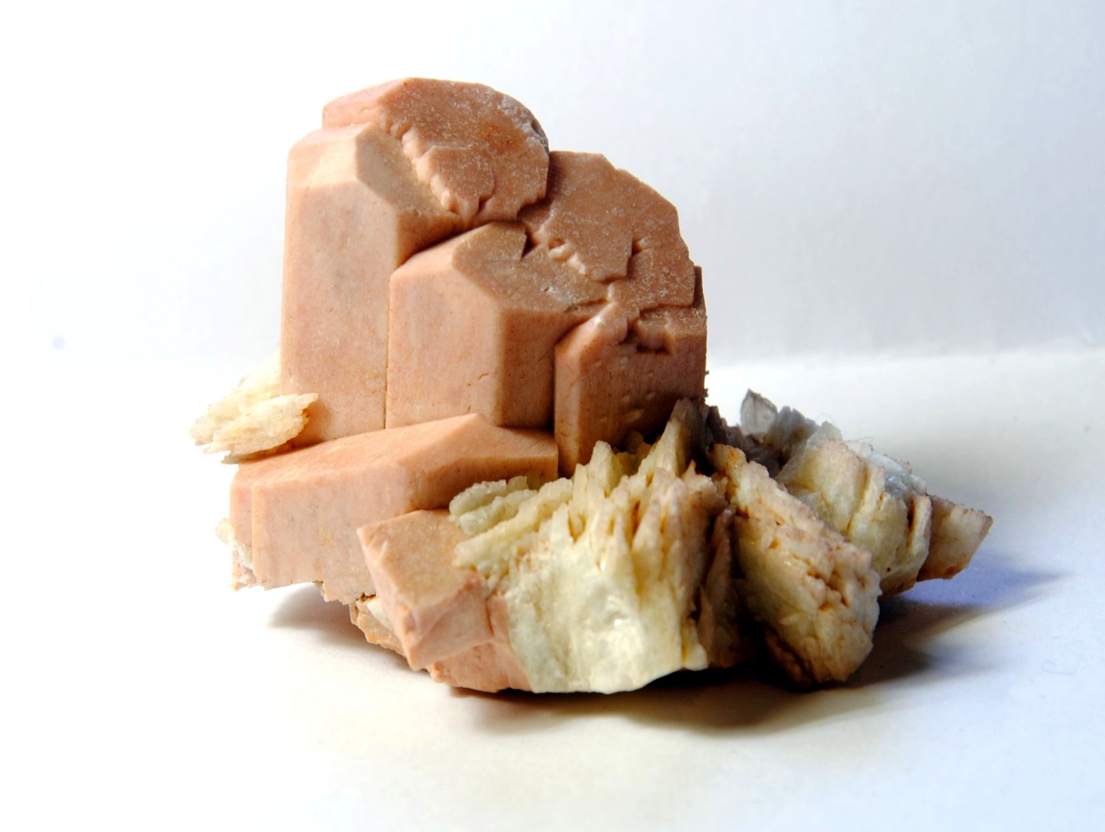 Microclina y Albita
Medida: 6 x 4,5 x 4 cm
(Autor: Sergio Pequeño)