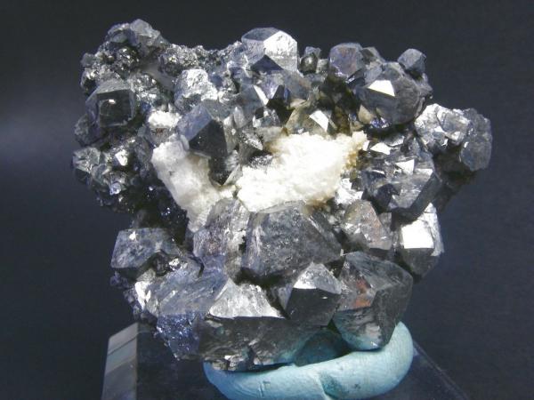 Skutterudita
Pieza: 4.5 x 3.5 cm. Cristal mayor: 1 cm.
(Autor: Juan Cabezas)