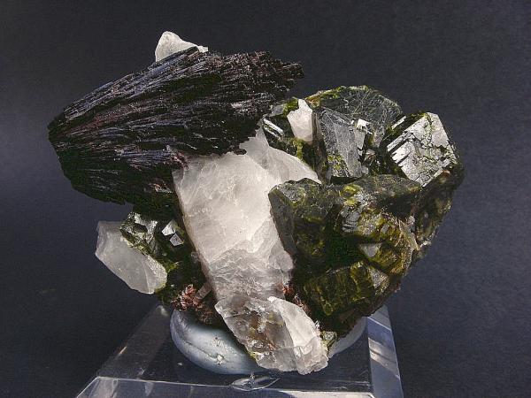 Epidota con cuarzo y ferropargasita
5 x 3 cm.
(Autor: Juan Cabezas)