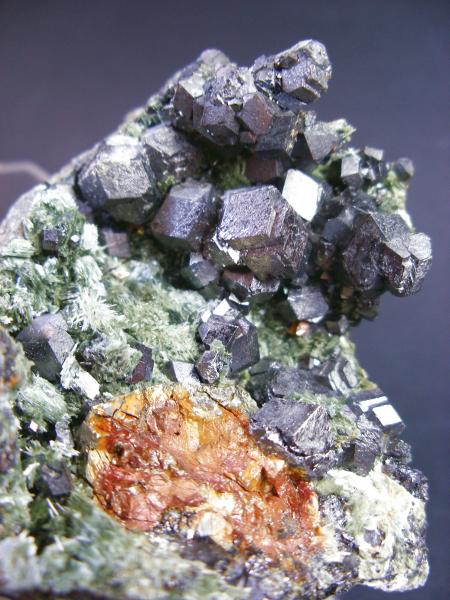 Magnetita con actinolita
8 x 8 cm. Cistal mayor 1 cm.
(Autor: Juan Cabezas)