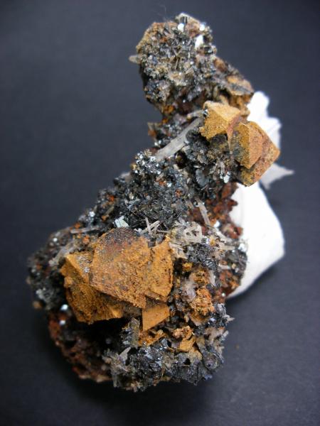 pseudomorfosis de Hematites (variedad martita) en Magnetita) con limonita
7 cm. Cristal mayor: 1.5 cm.
(Autor: Juan Cabezas)