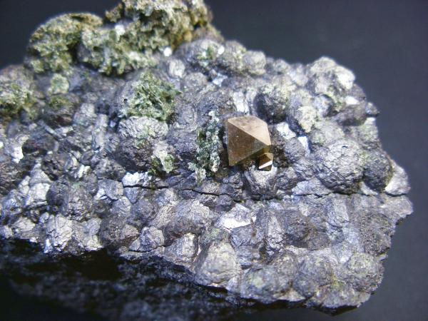 Pirita sobre magnetita
6 x 5 cm. Cristal mayor de pirita: 5 mm.
(Autor: Juan Cabezas)