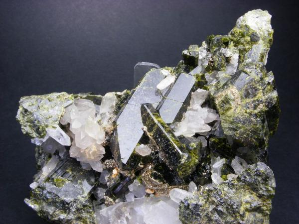 Epídota con cuarzo
8 x 7 cm. Cristal mayor: 3 cm.
(Autor: Juan Cabezas)