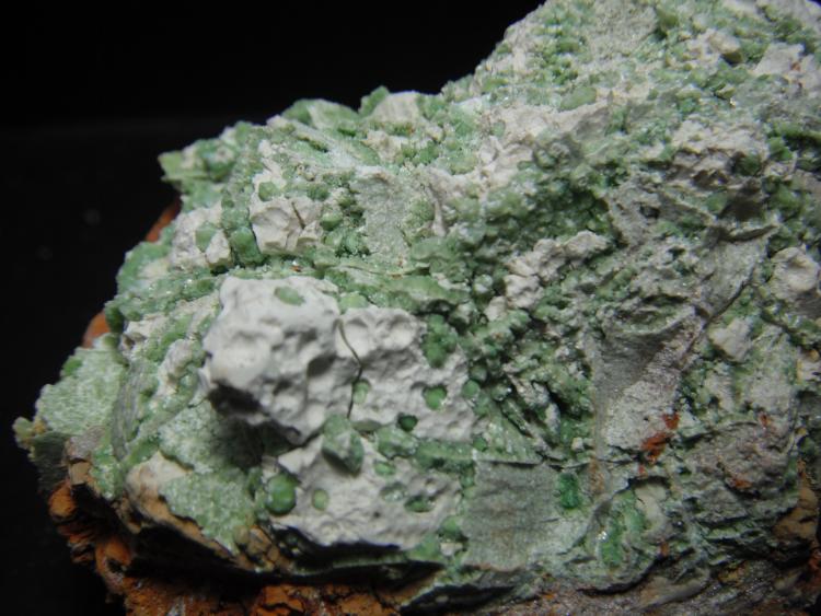 Crandallita y Calcioferrita
7 x 6 x 4 cm.
(Autor: Carles Rubio)