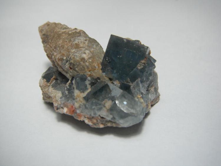 Fluorita y calcita.
4,5 x 3 x 3 cm. Arista 1 cm.
(Autor: Carles Rubio)