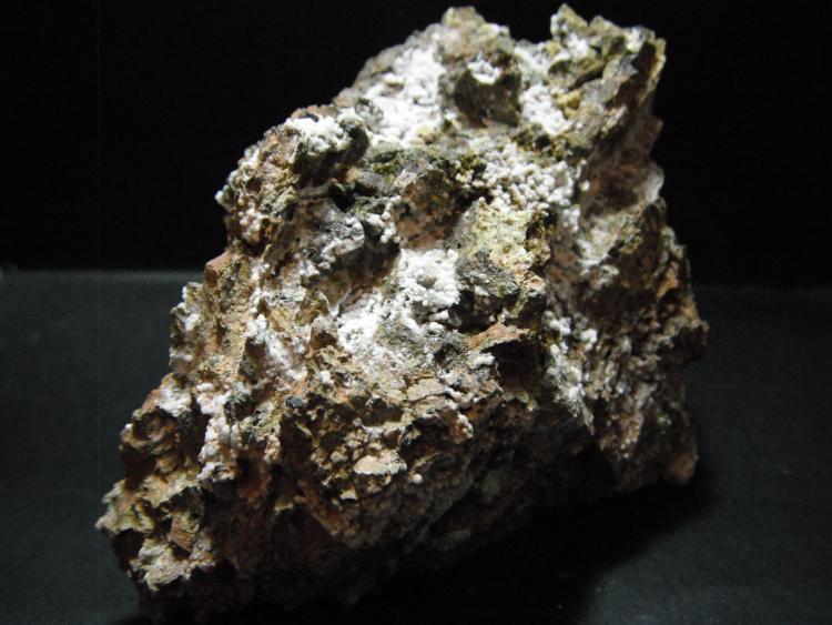 Fluorapatito (variedad carbonatofluorapatito)  y Calcioferrita.
10 x 9 x 5 cm.
(Autor: Carles Rubio)
