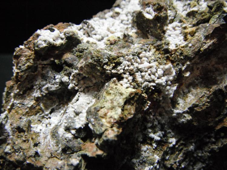 Fluorapatito (variedad carbonatofluorapatito)  y Calcioferrita
10 x 9 x 5 cm.
(Autor: Carles Rubio)