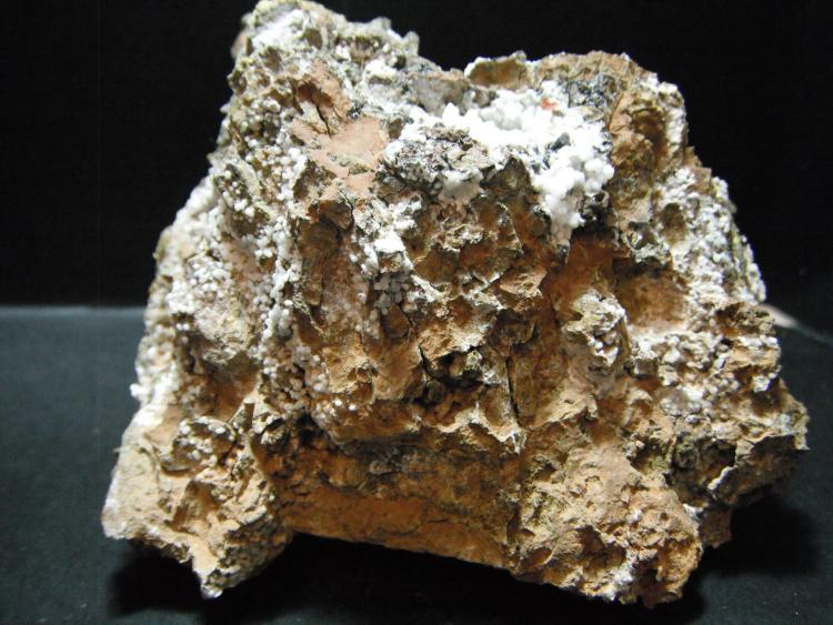 Fluorapatito (variedad carbonatofluorapatito)  y Calcioferrita
10 x 9 x 5 cm.
(Autor: Carles Rubio)