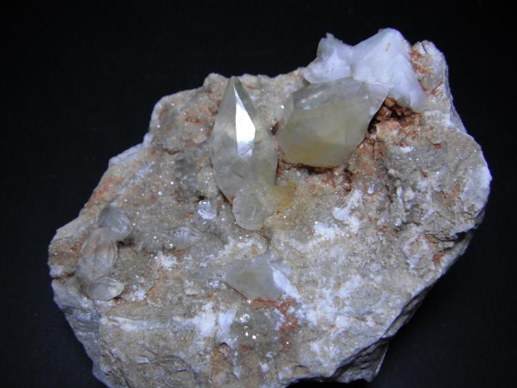 Calcita.
10 x 8 x 5 cm. Cristal principal 2,5 x 1,5 cm.
(Autor: Carles Rubio)