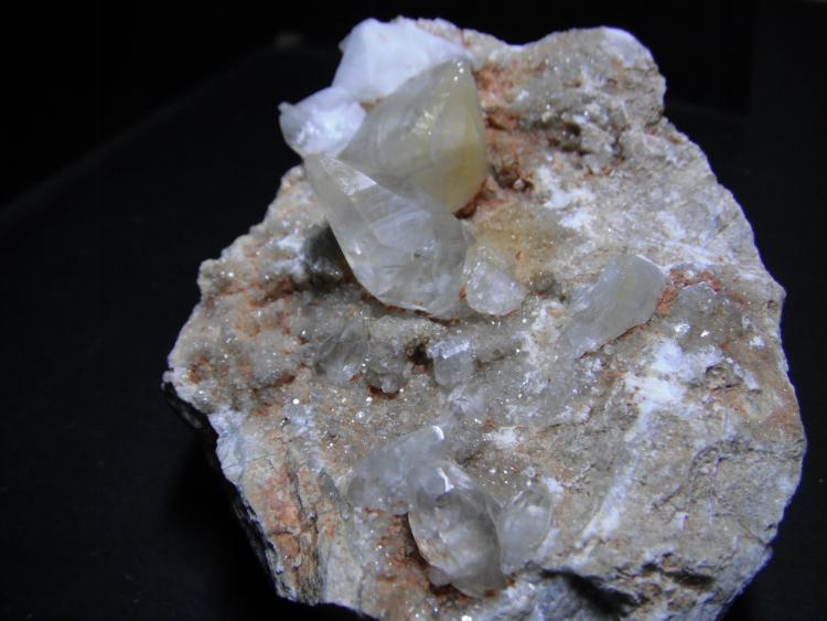 Calcita.
10 x 8 x 5 cm. Cristal principal 2,5 x 1,5 cm.
(Autor: Carles Rubio)