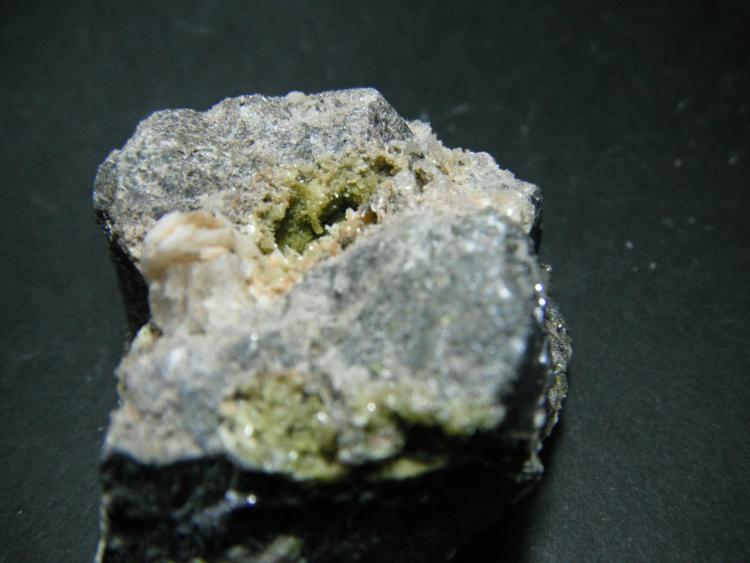 Piromorfita, barita y galena.
4 x 3 x 3 cm
(Autor: Carles Rubio)