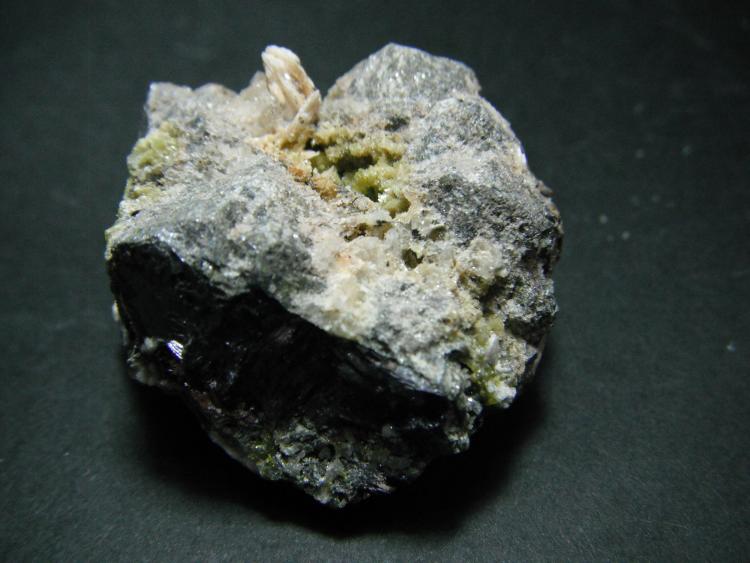 Piromorfita, barita y galena.
4 x 3 x 3 cm
(Autor: Carles Rubio)