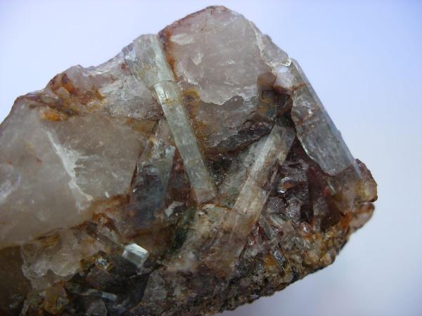 Berilo (variedad aguamarina)
9 x 7 cm. Cristal mayor: 4 cm.
(Autor: Juan Cabezas)