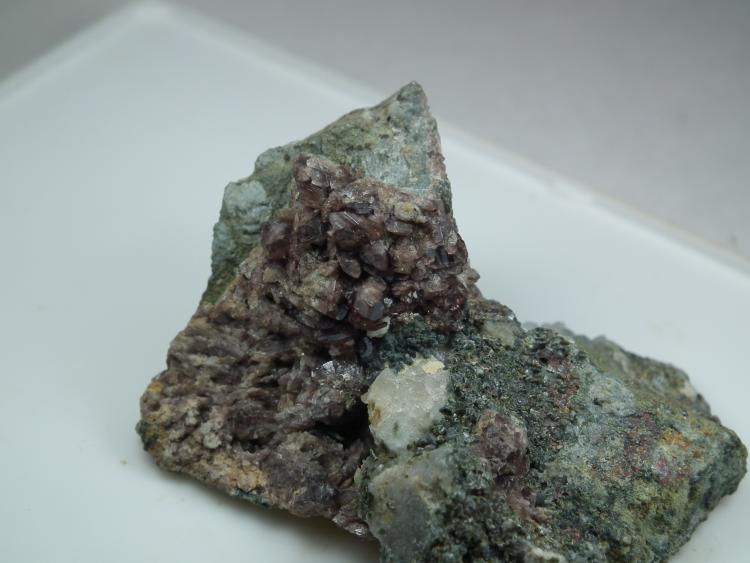 Axinita
Tamaño de la pieza 4 x 4 cm
(Autor: Carlos Viñolo)