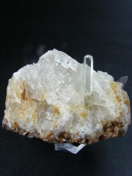 Berilo (variedad aguamarina)
4 x 4 cm. Cirstal: 16 x 3 mm.
(Autor: Juan Cabezas)