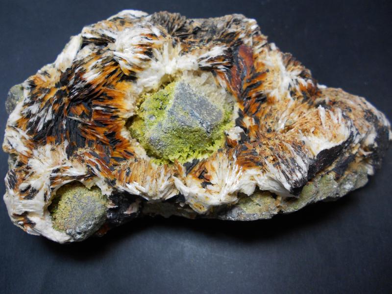 Barita, galena, piromorfita, cerusita y wulfenita
16 x 8 x 5 cm.
(Autor: Carles Rubio)