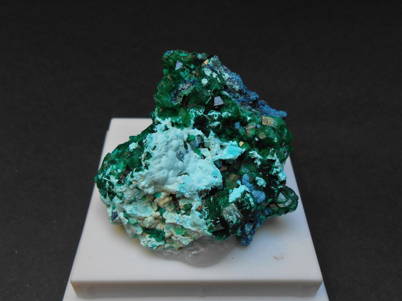 Dioptasa y Shattuckita
5 x 4 x 3,5 cm
(Autor: Antonio Alcaide)