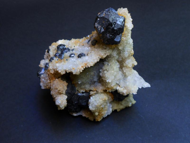 Esfalerita, cuarzo
8 x 7 x 5 cm
(Autor: Antonio Alcaide)