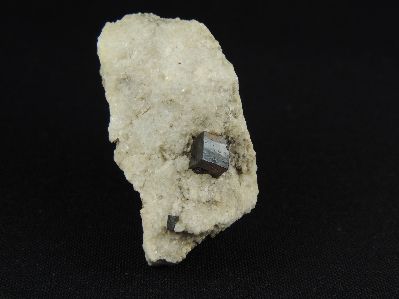 Pirita, Calcita
4.5 x 3.5 x 2.4 centimetros
(Autor: Ricardo Melendez)