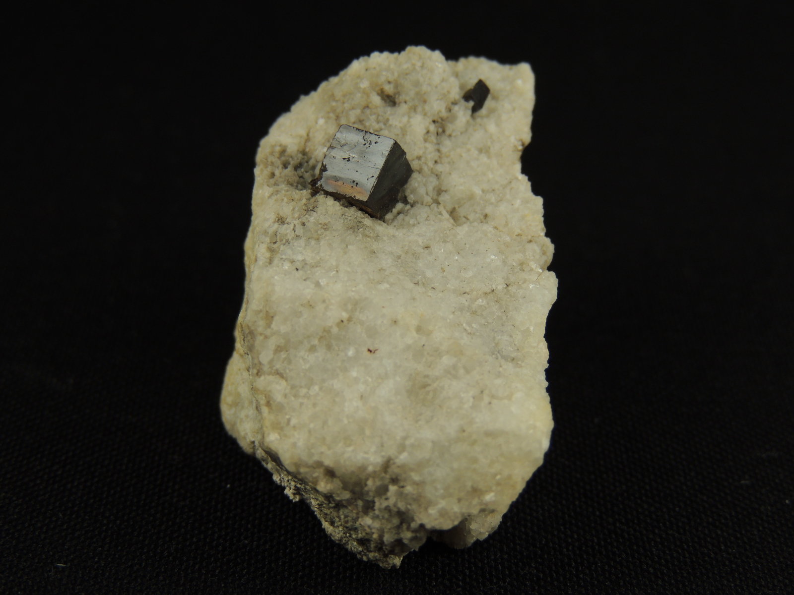 Pirita, Calcita
4.5 x 3.5 x 2.4 centimetros
(Autor: Ricardo Melendez)