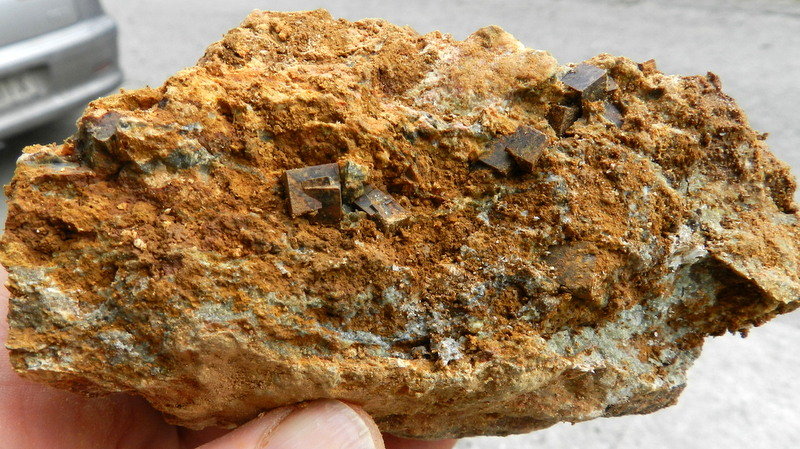 Limonita pseudo Pirita
12-7 cm
(Autor: ramon ro)