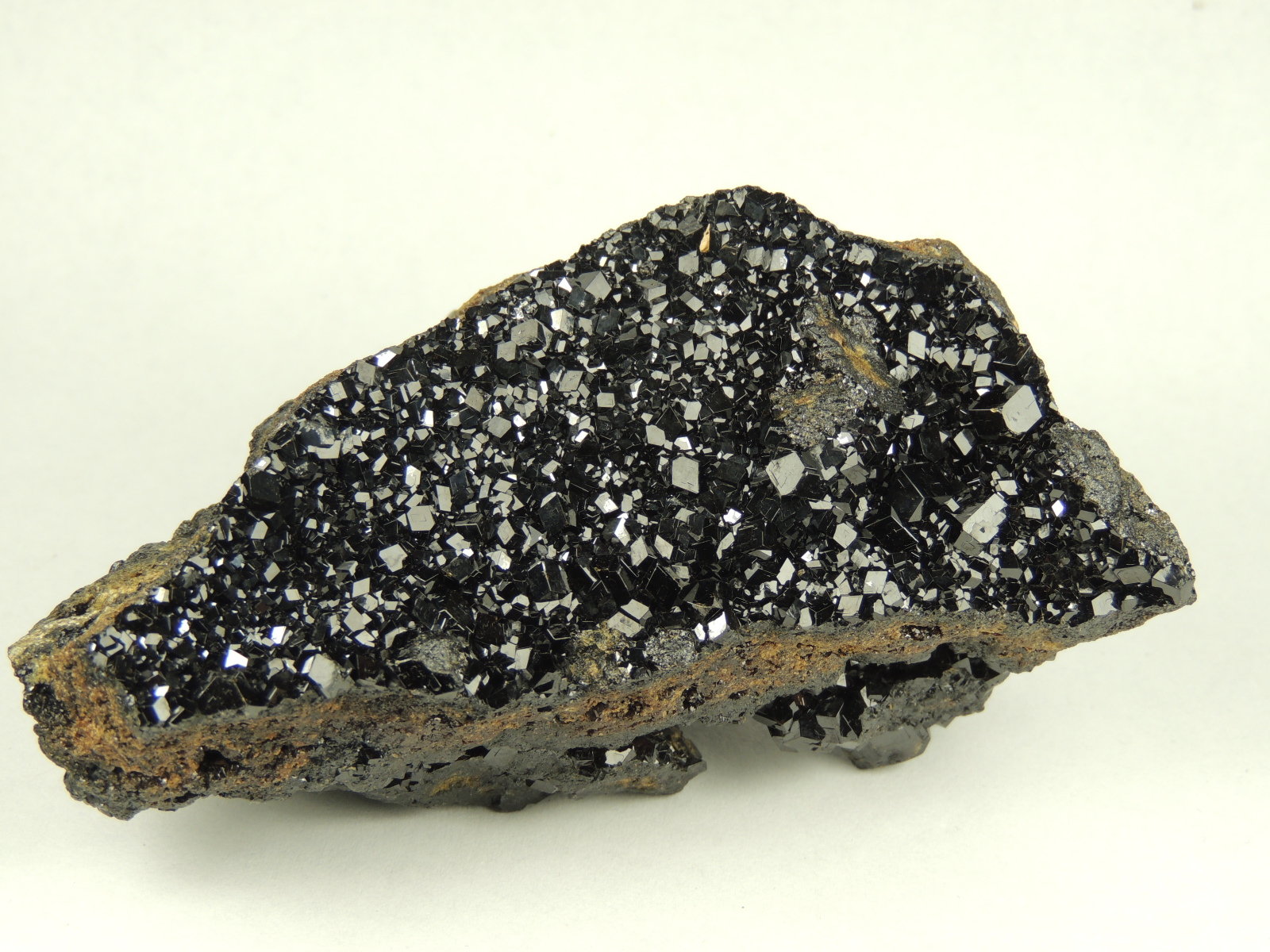 Andradita (variedad melanita)
10.3 x 5.6 x 5.2 centimetros
(Autor: Ricardo Melendez)