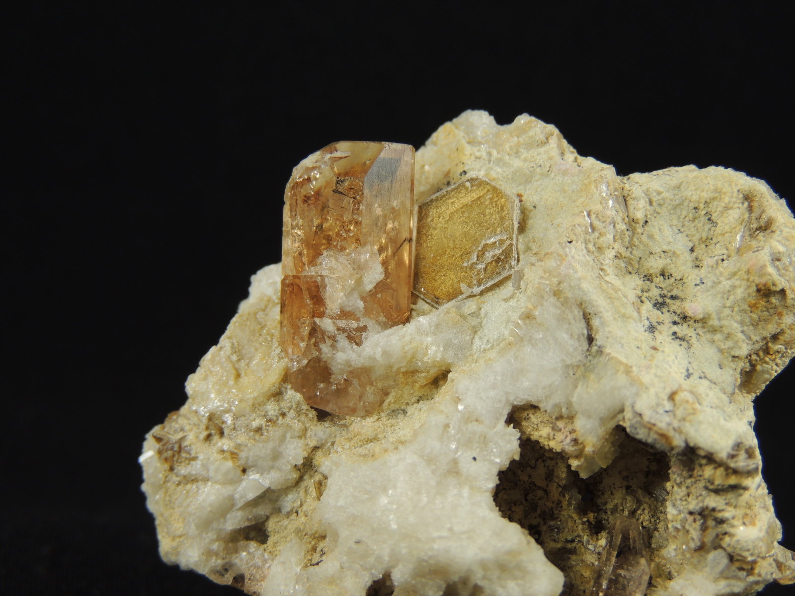 Topacio, Moscovita
6 x 4.3 x 4.1 centimetros
(Autor: Ricardo Melendez)